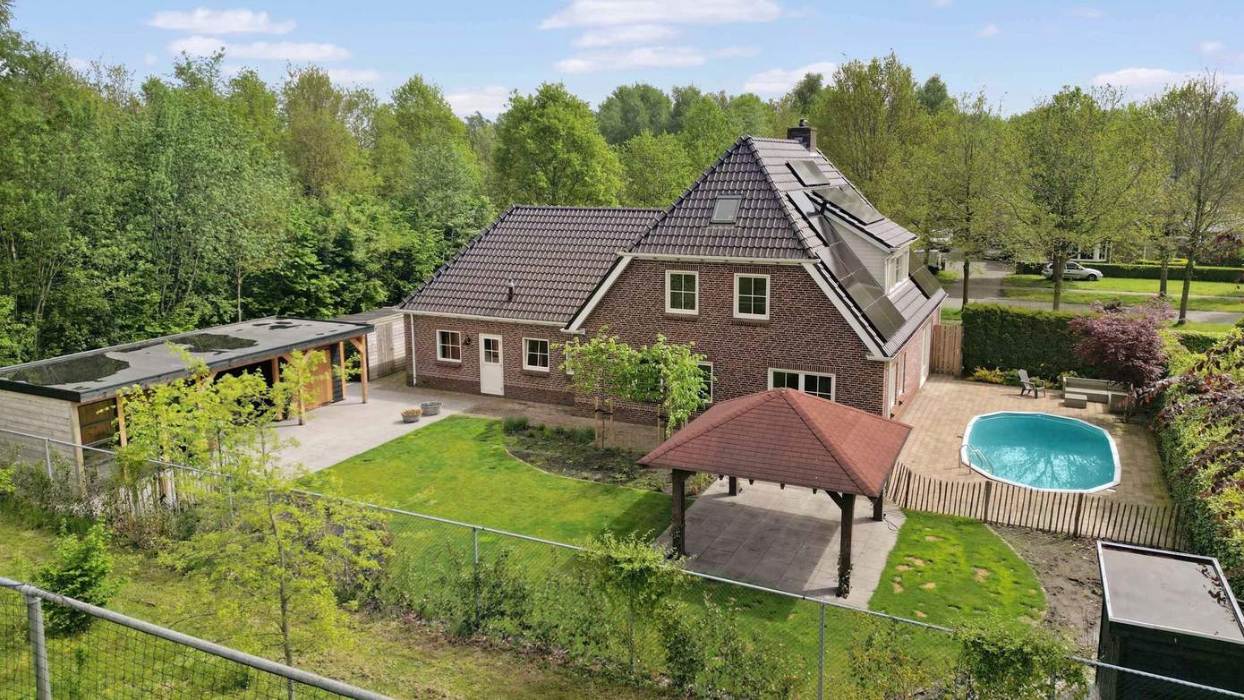 Te koop in Drenthe: luxe vrijstaand woonhuis met zwembad in achtertuin