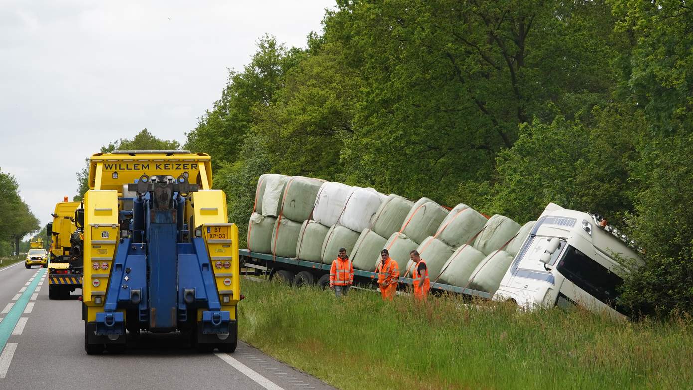 N34 tot avondspits afgesloten vanwege ongeval met vrachtwagen