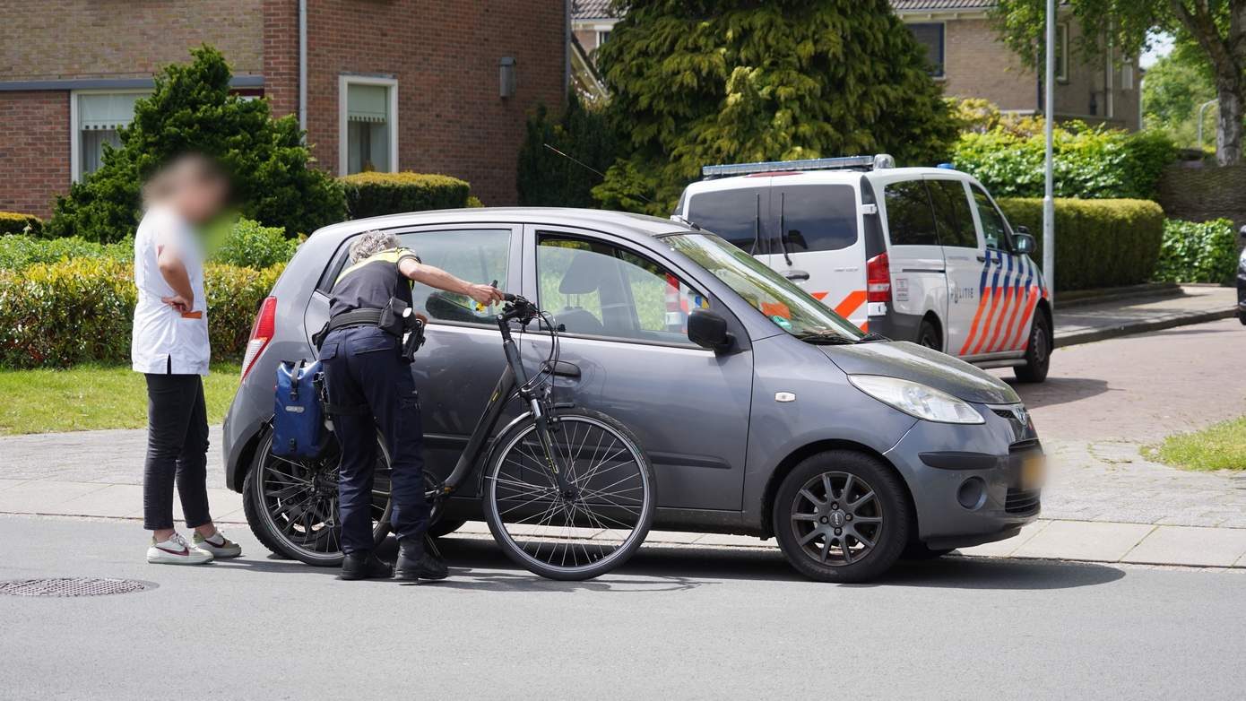 Fietser gewond na botsing met auto in Roden