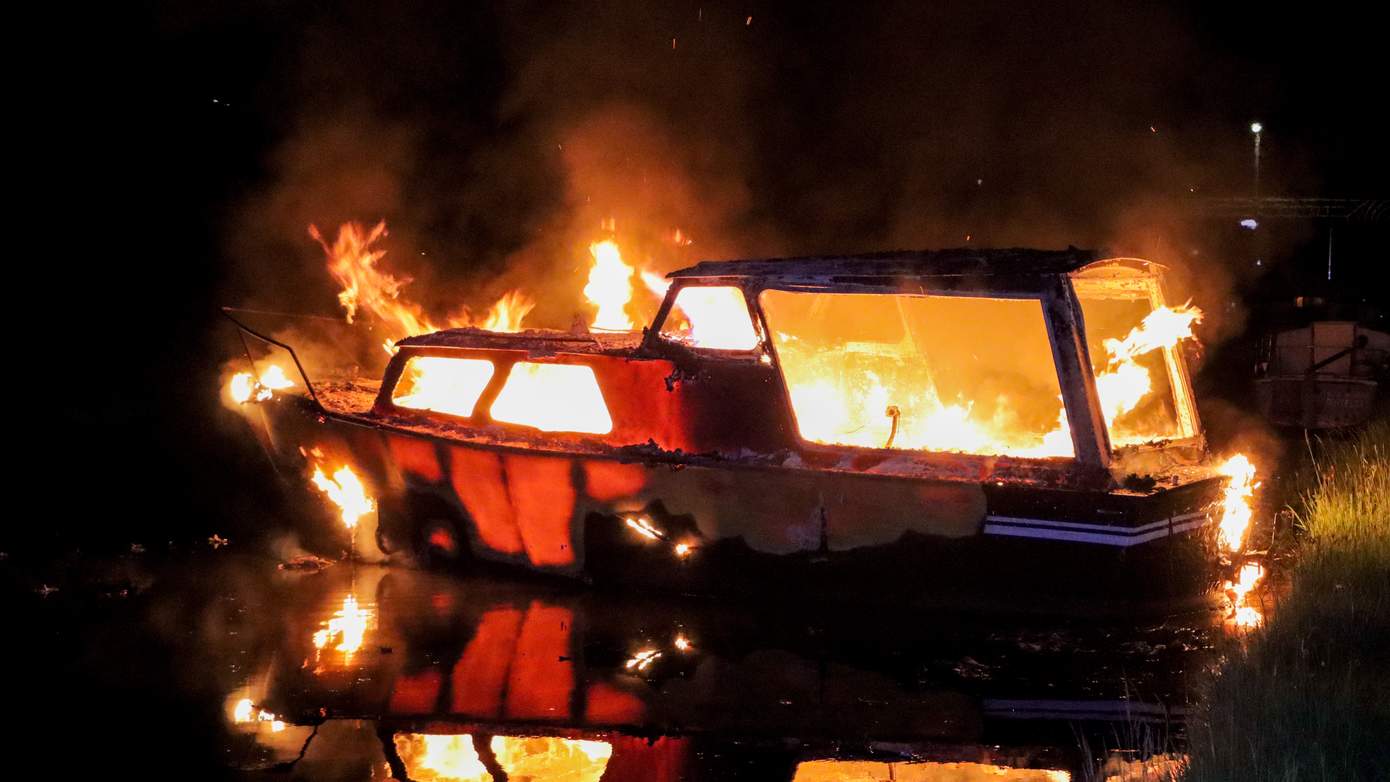 Boot volledig uitgebrand in kanaal Klazienaveen