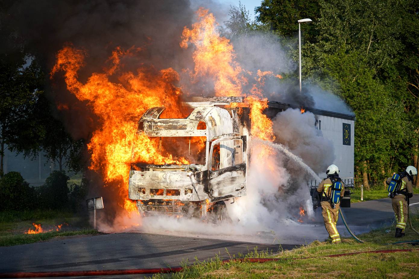 Vrachtwagen door felle uitslaande brand verwoest (Video)