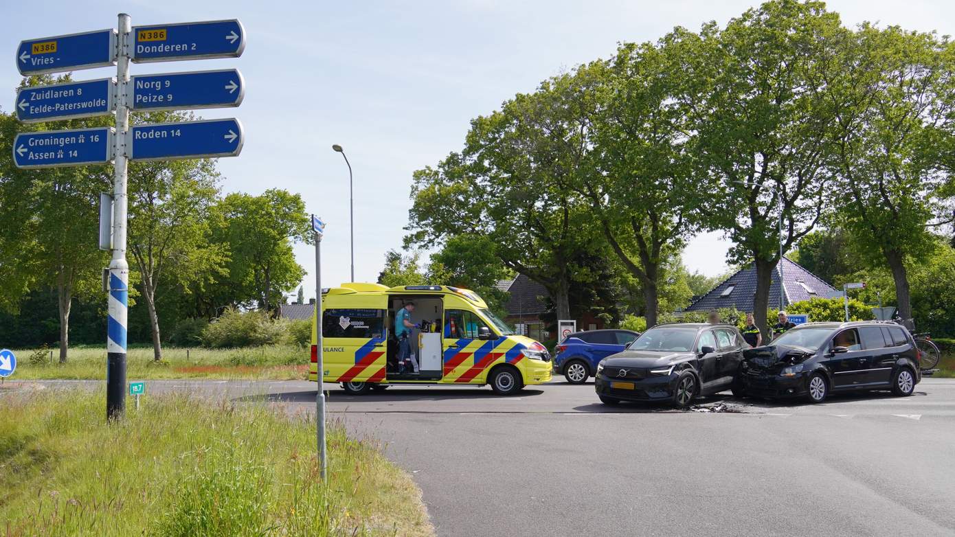 Twee gewonden na botsing op kruising in Vries