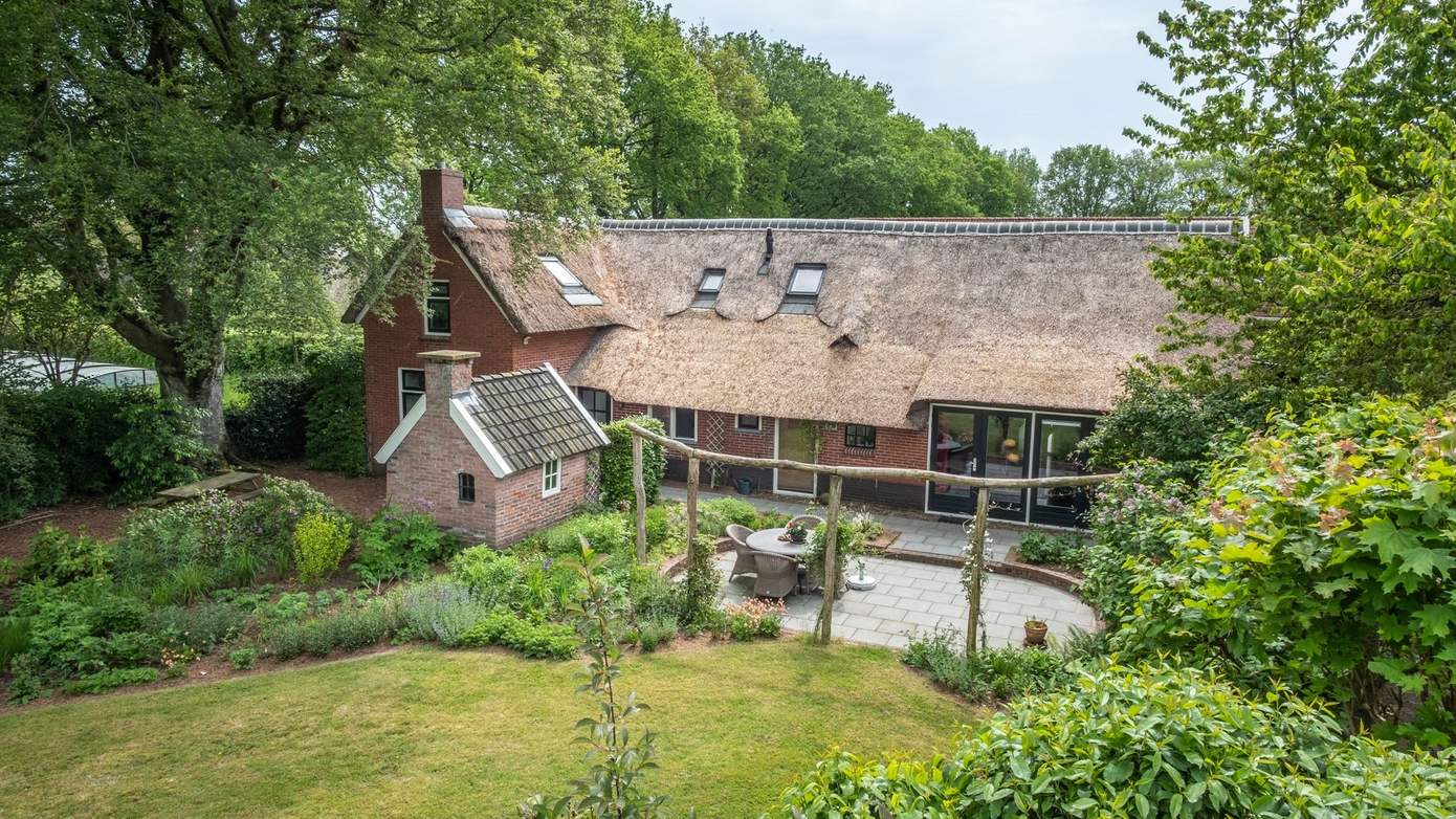Te koop in Drenthe: vrijstaande woonboerderij met vrijstaande stookhut en schuur