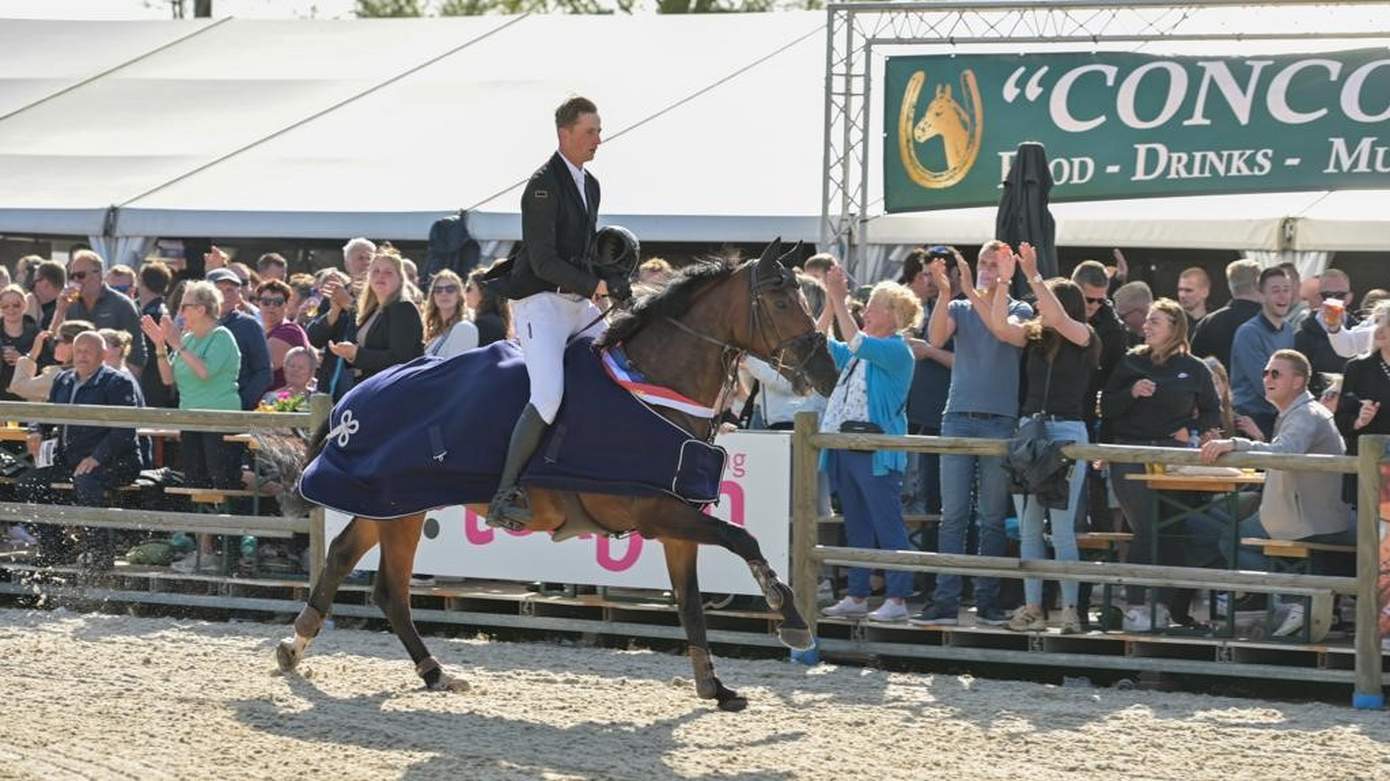 Drentse ruiter Julian de Boer wint Grote Prijs van CH Eext