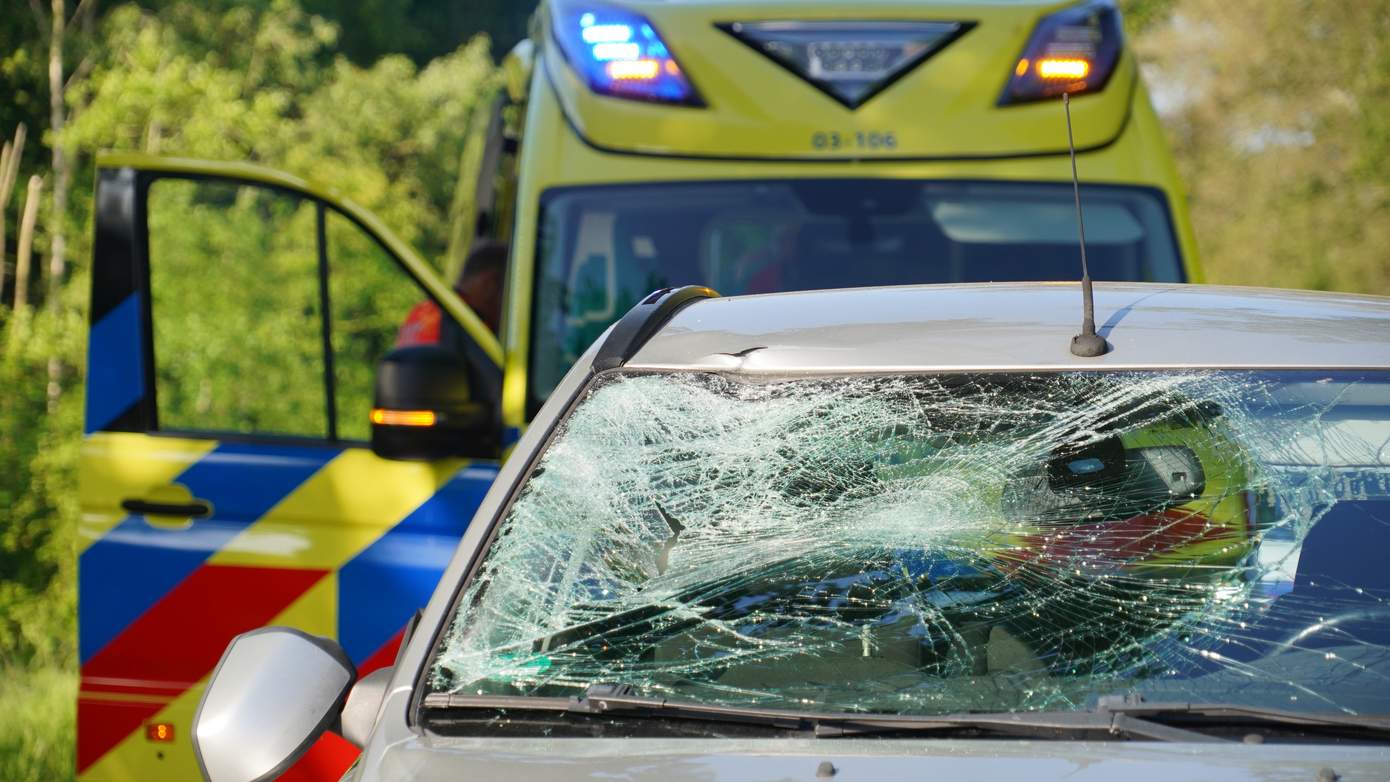 Traumahelikopter ingezet nadat fietser (12) ernstig gewond raakt na botsing met auto (video)