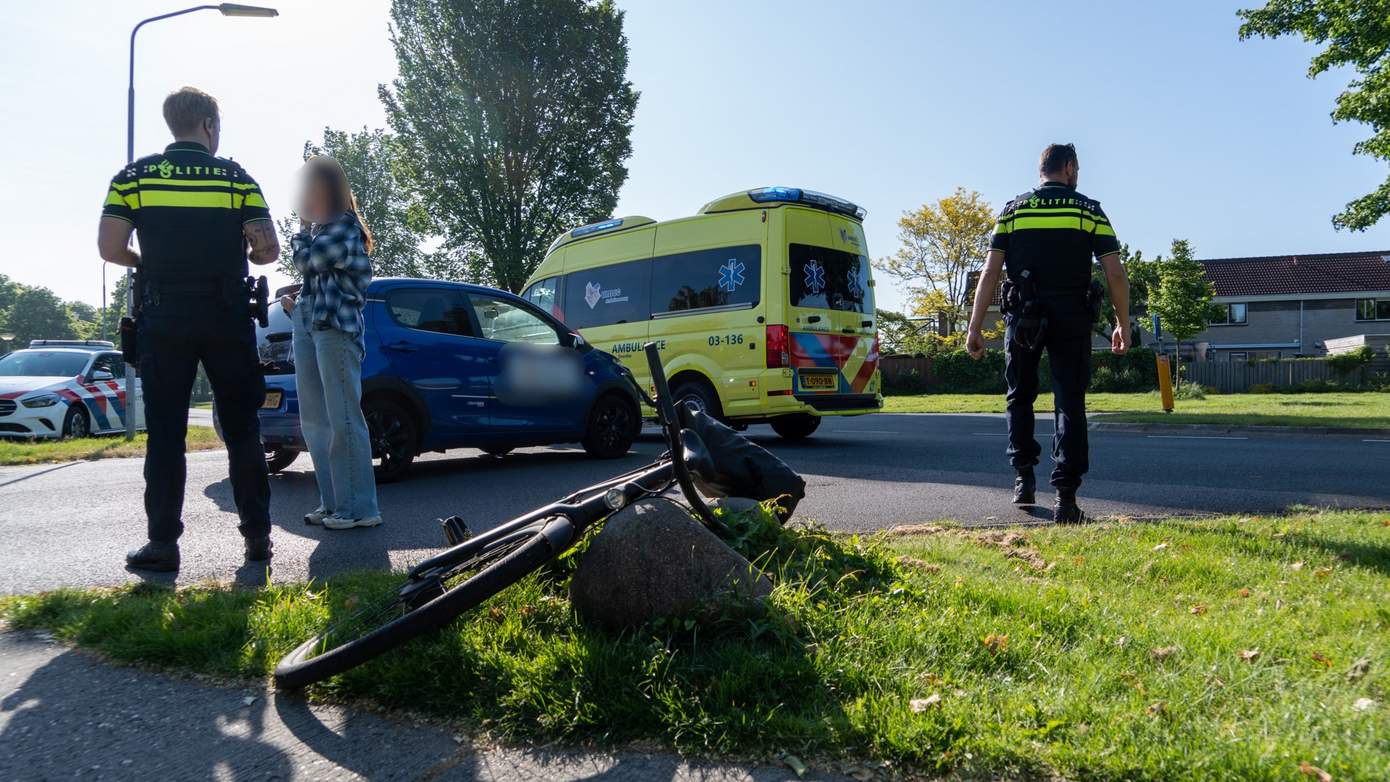Fietsster gewond na botsing met auto in Emmen