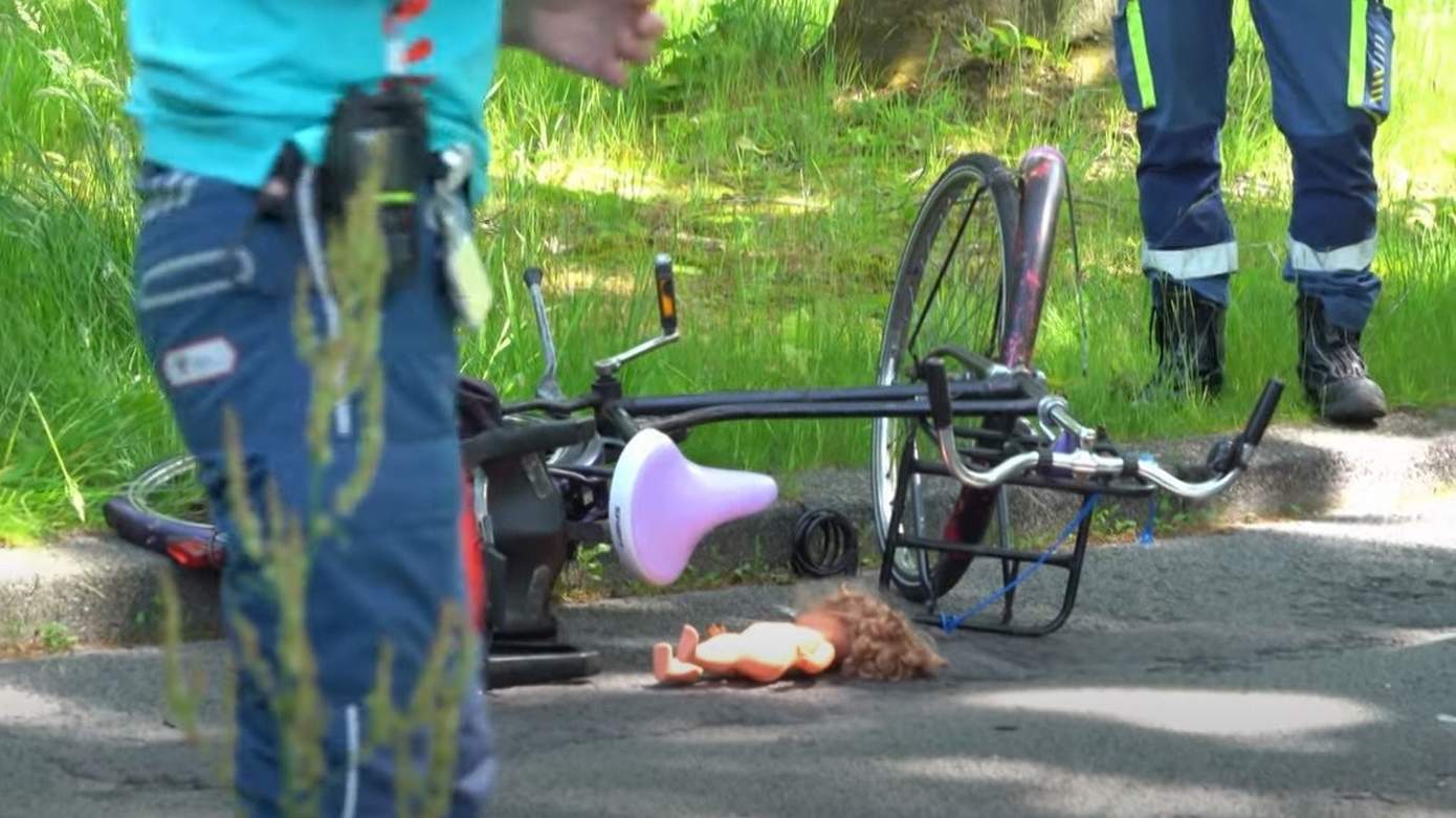 Vrouw en kind (2) ernstig gewond na botsing met auto; traumahelikopter ingezet (video)