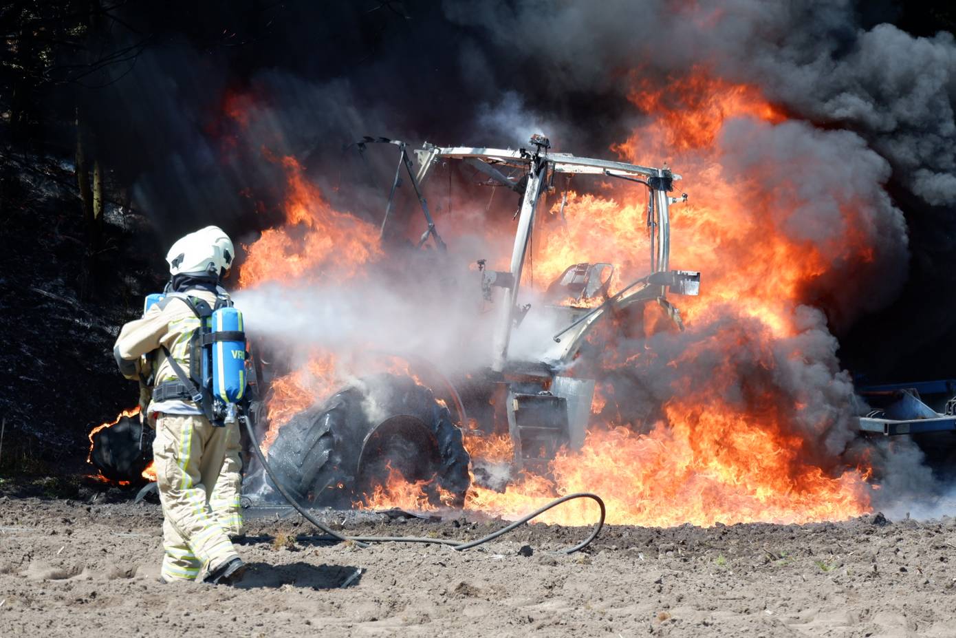 Landbouwvoertuig door brand volledig verwoest