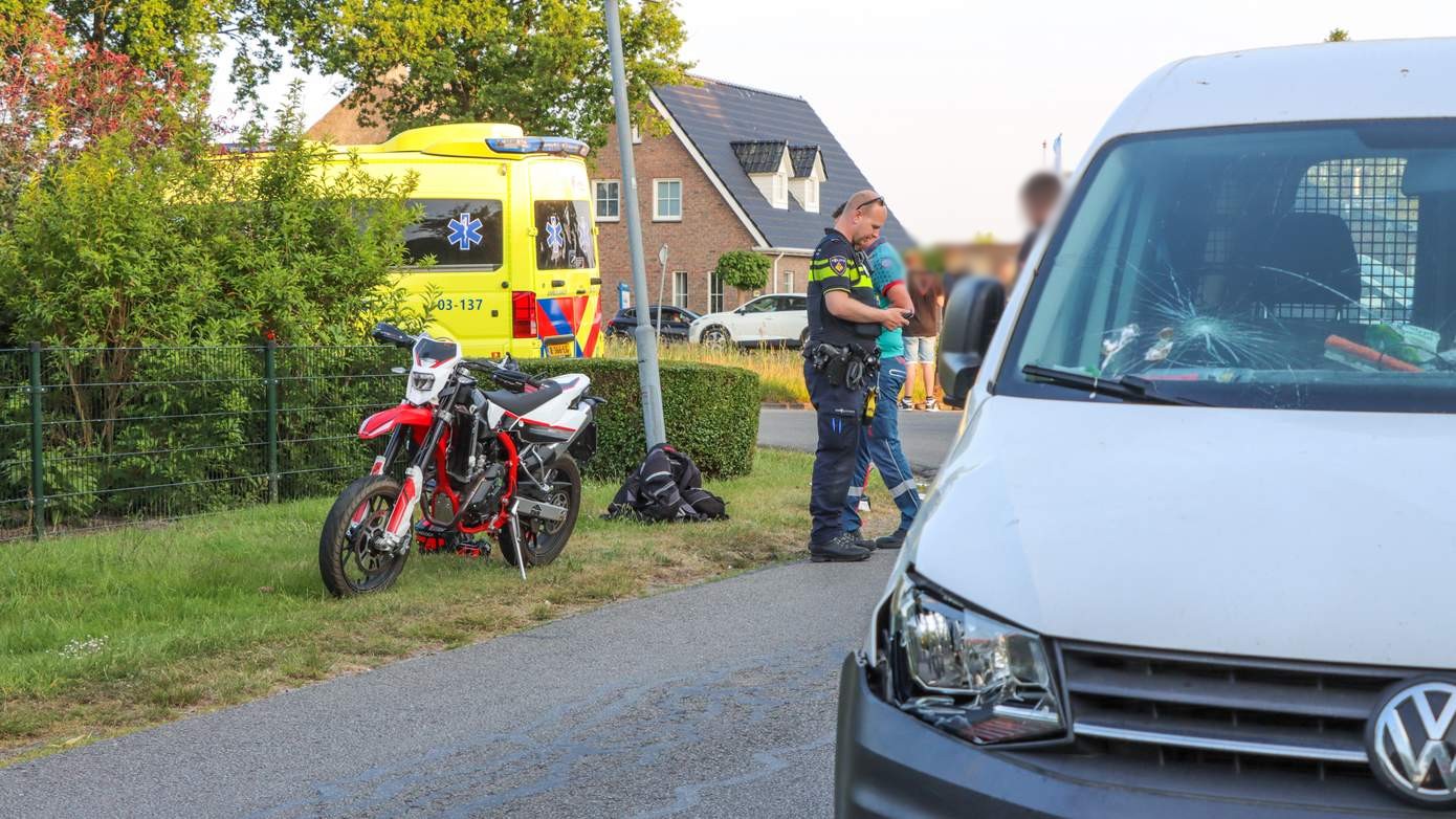 Motorrijder lichtgewond na botsing met bestelbus