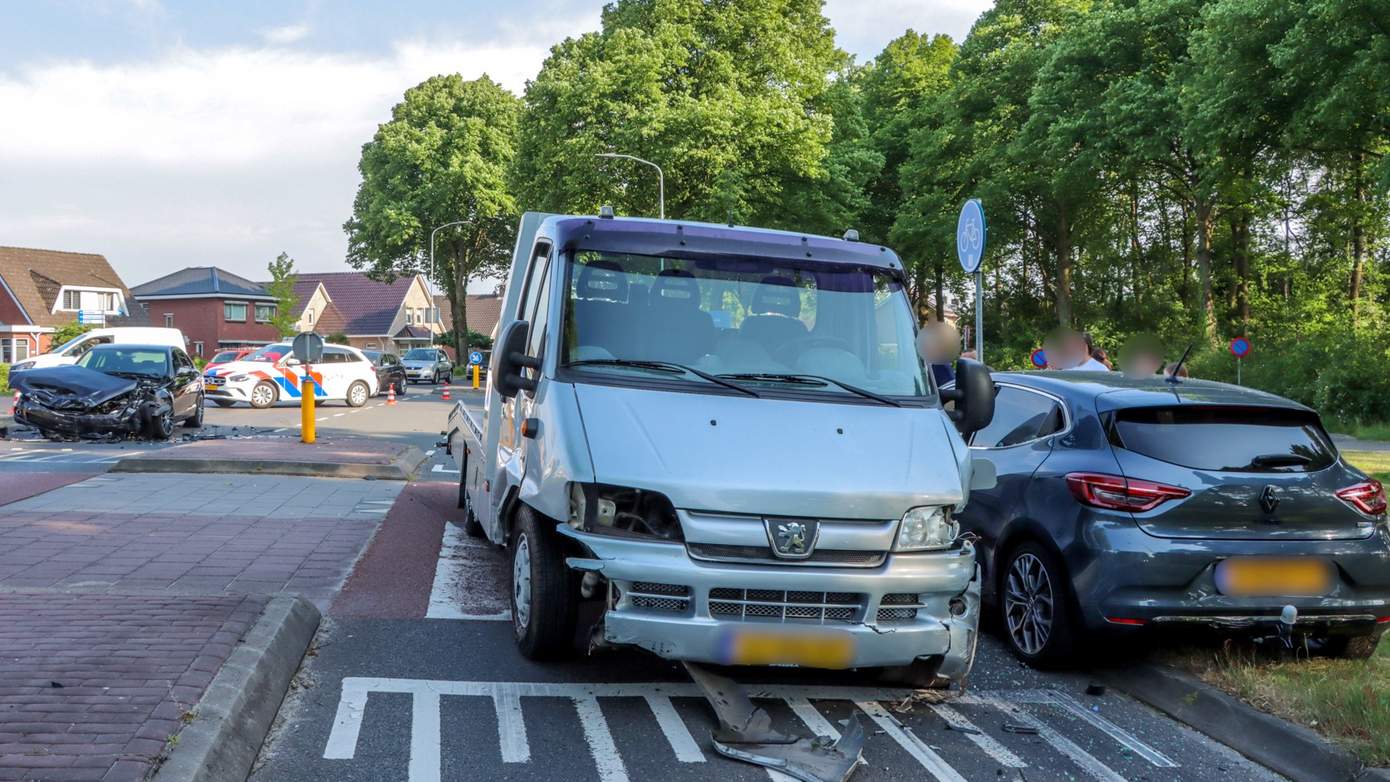 Gewonde na ongeval met drie voertuigen