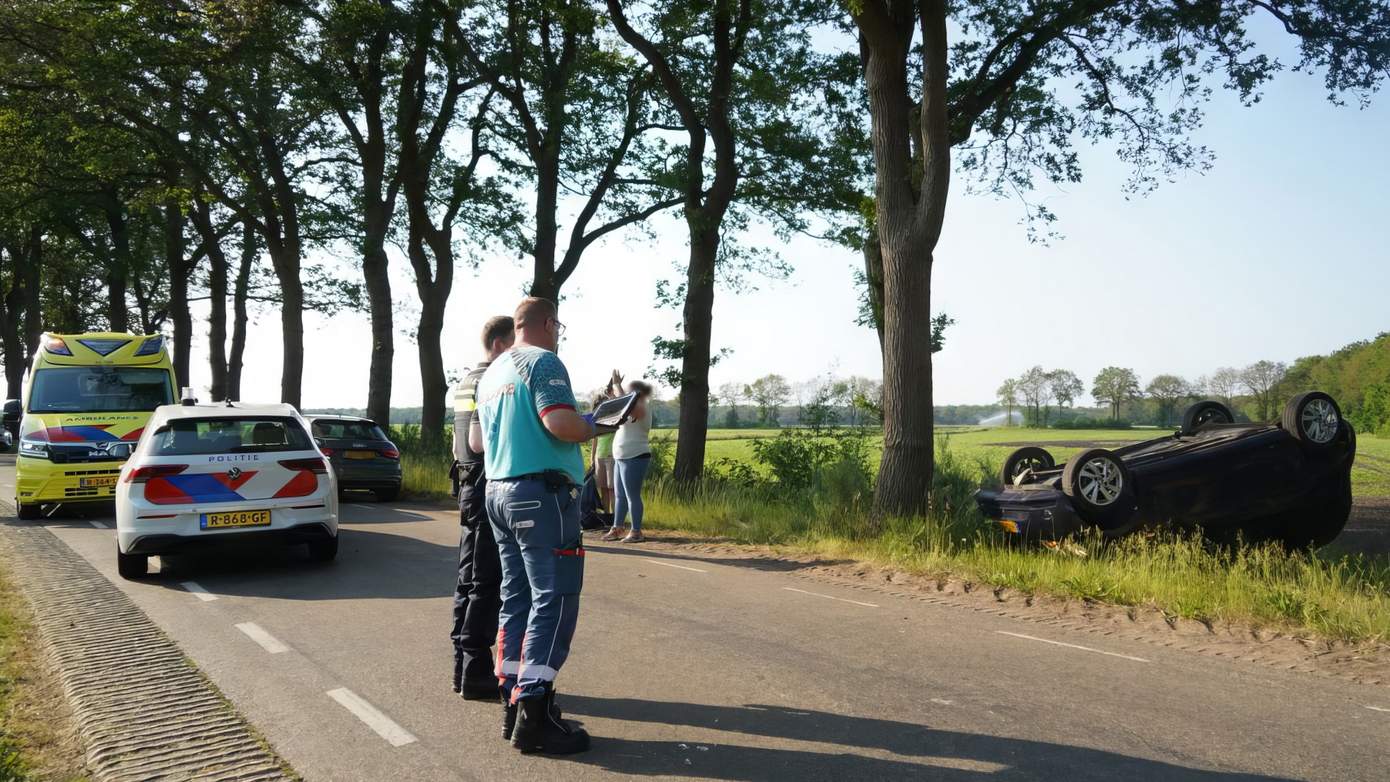 Auto slaat over de kop bij aanrijding op Oranjekanaal (Video)