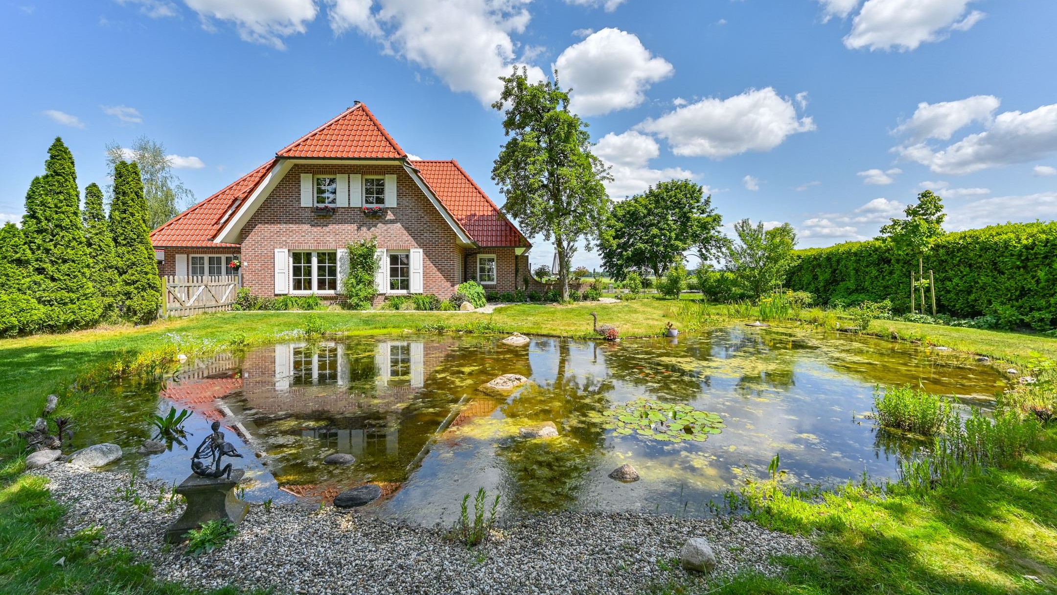 Te koop in Drenthe: vrijstaand landhuis met (zwem)vijver en vakantiehuis