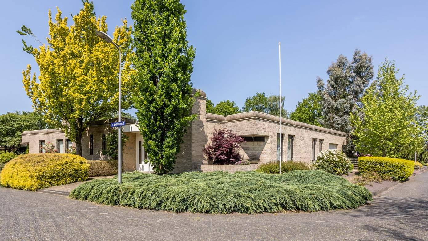 Te koop in Drenthe: onder architectuur gebouwde bungalow met inpandige garage en kantoor