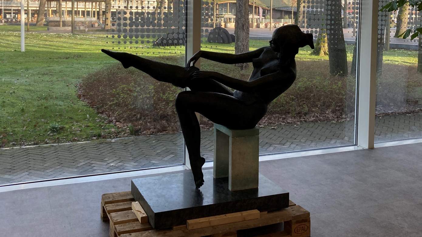 Beeld 'kousenmeisje' verhuist naar nieuwe locatie tegenover Rensenpark in Emmen