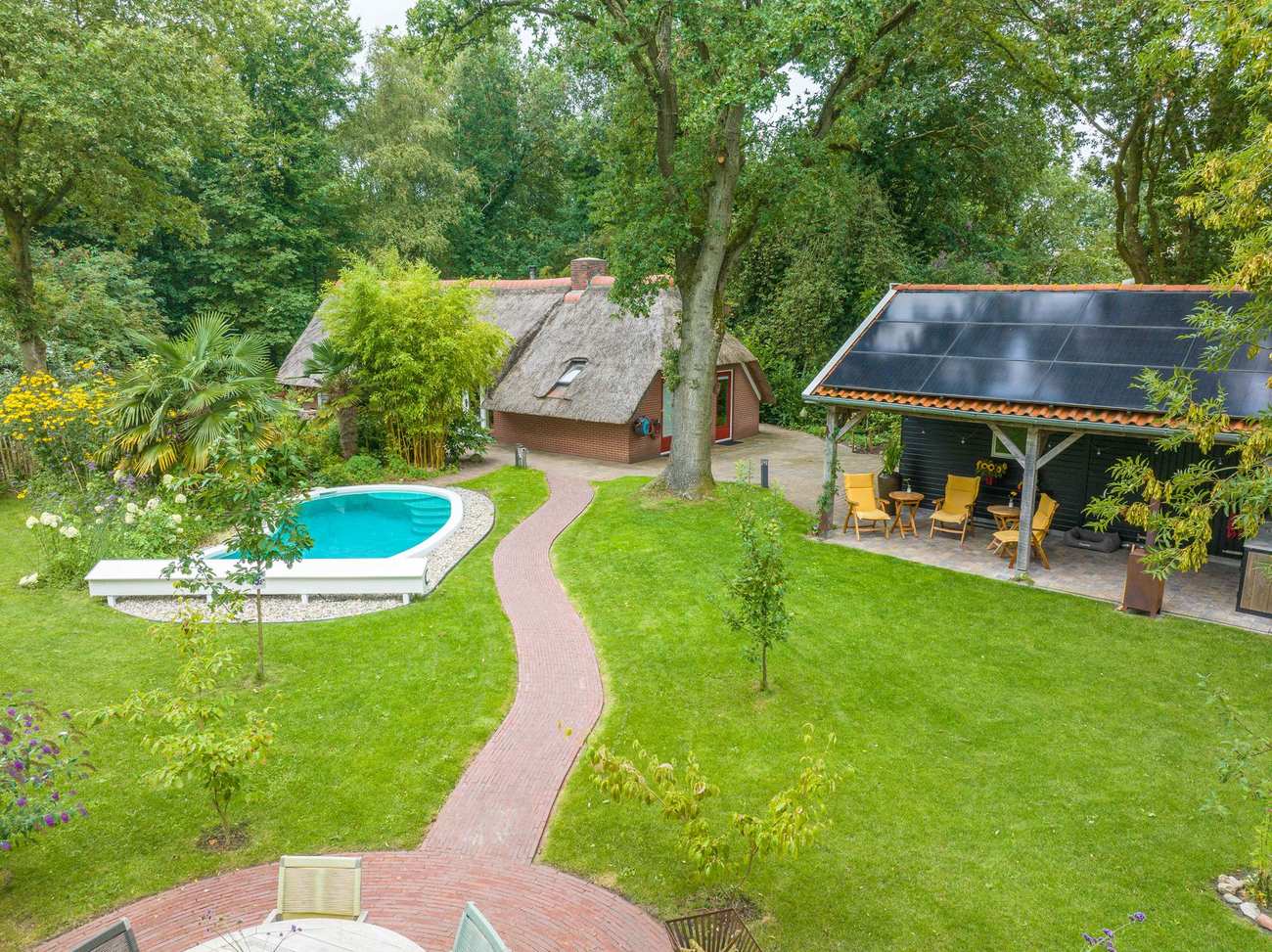 Te koop in Drenthe: rietgedekte woonboerderij met verwarmd zwembad, buitendouche en eigen sauna