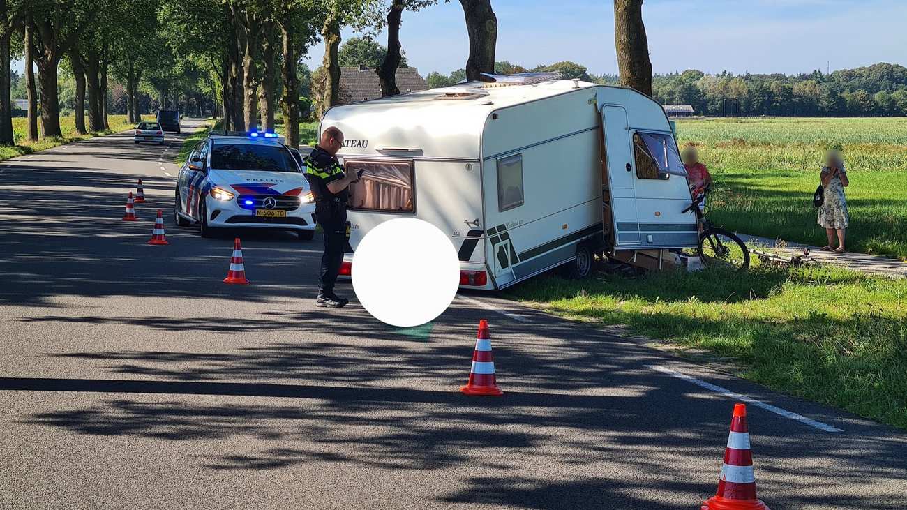 Caravan schiet los van auto en botst tegen boom