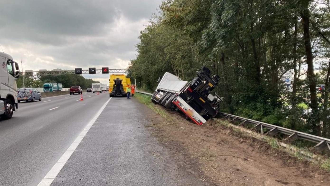 Tot middernacht vertraging op A28 vanwege ongeval met vrachtwagen (video)