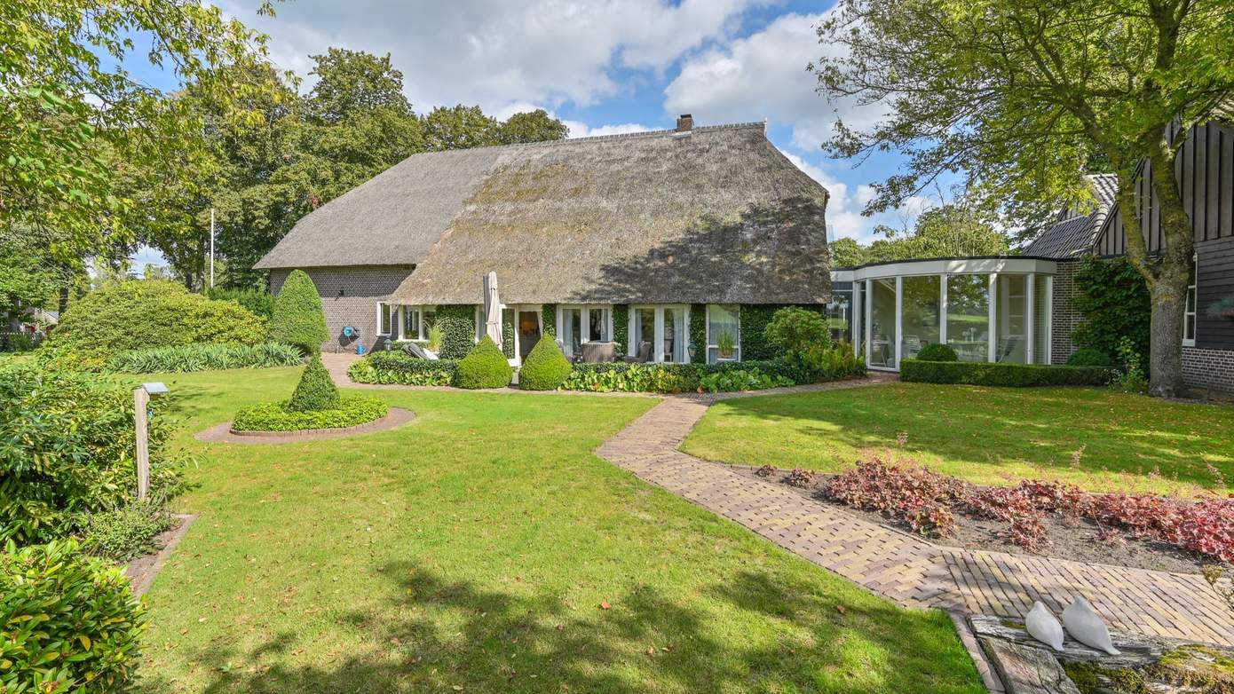 Te koop in Drenthe: woonboerderij met 5 slaapkamers, sauna en grote tuin