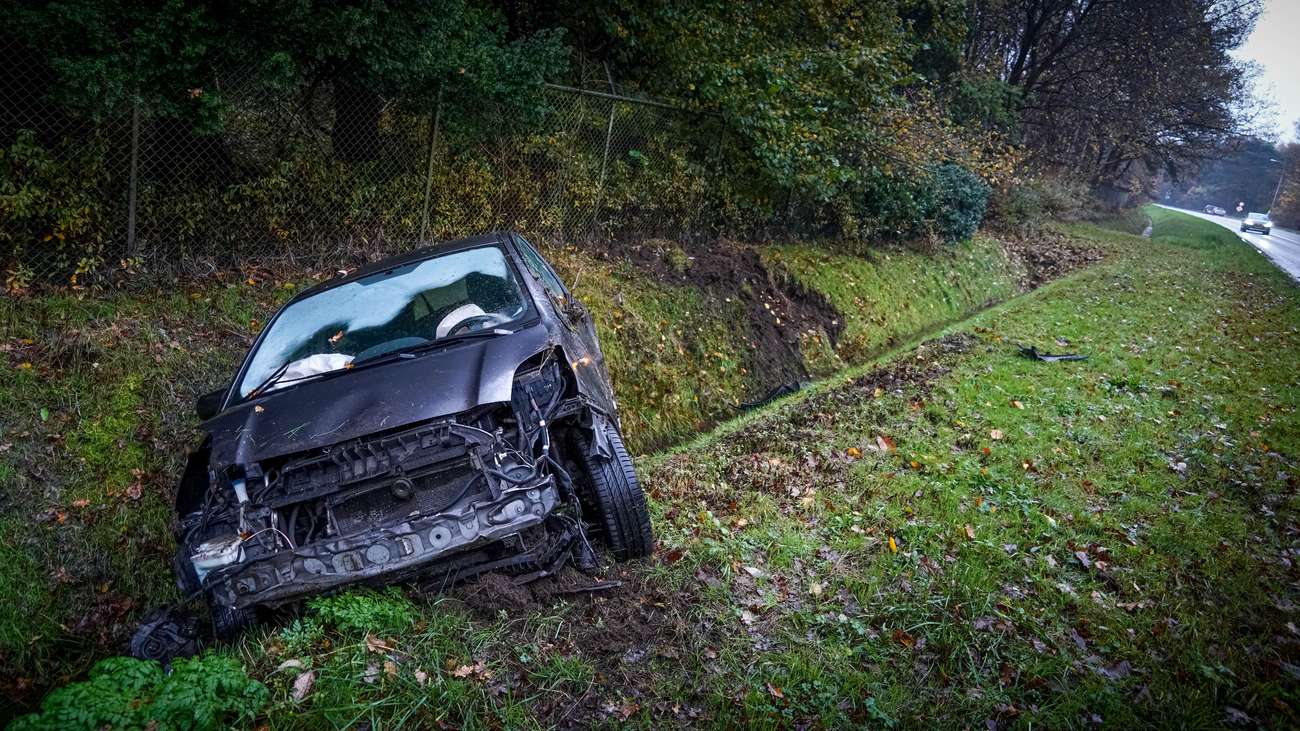 Auto raakt van de weg en belandt in sloot