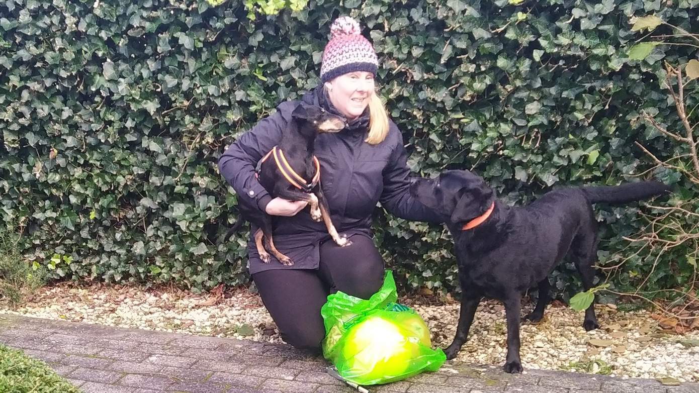 Mariska (47) ruimt zwerfvuil op tijdens het uitlaten van haar honden met speciale app