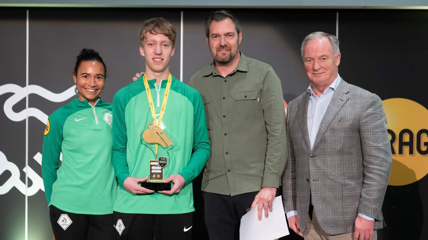 Ruben van Klinken (17) uit Emmen winnaar beste mannelijke KNVB-scheidsrechter