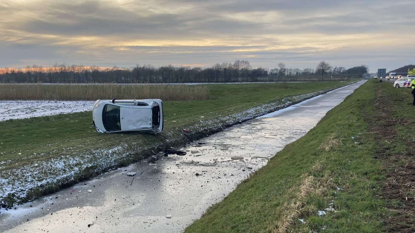 Automobilist raakt van A28 en komst via slootje in weiland terecht