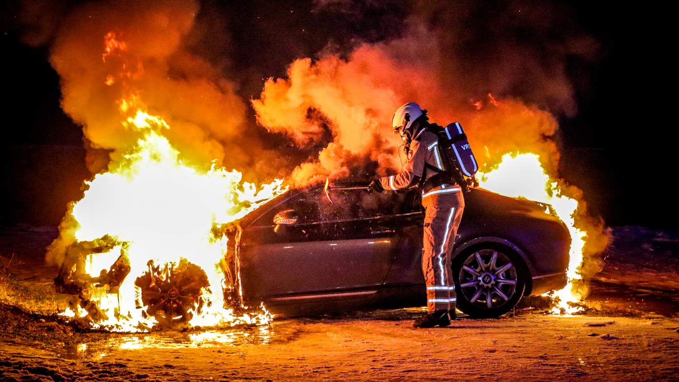 Auto volledig uitgebrand op parkeerplaats in Weiteveen