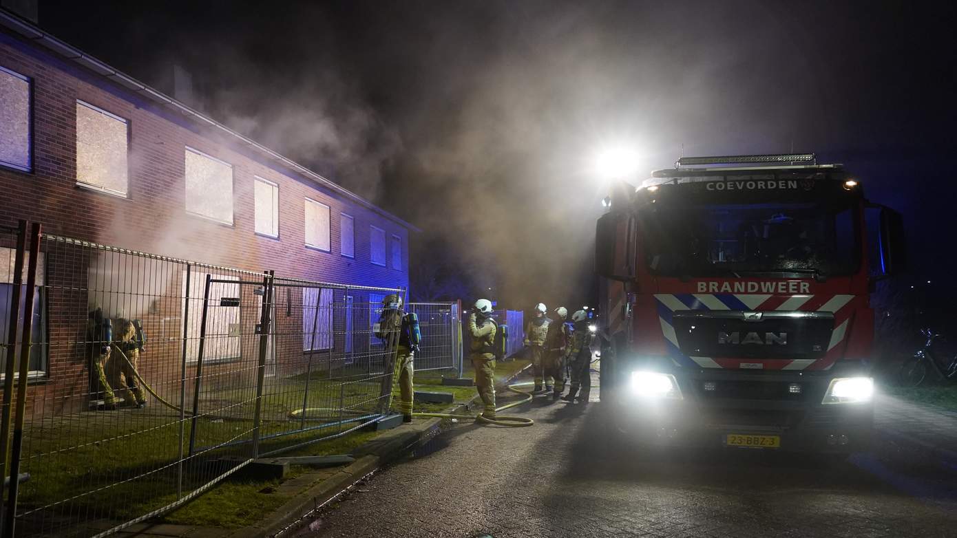 Mogelijk brandstichting in leegstaande woning (video)