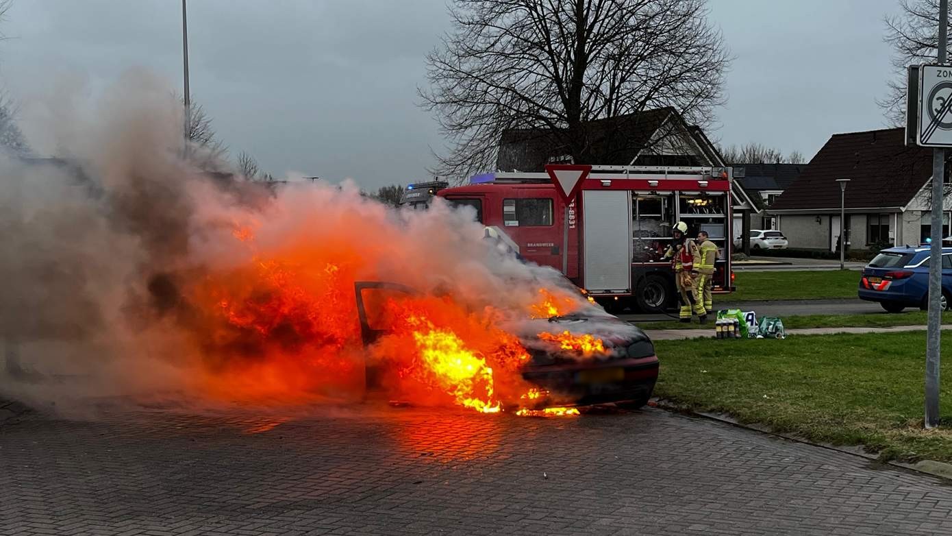 Auto vliegt al rijdend in brand na het boodschappen doen