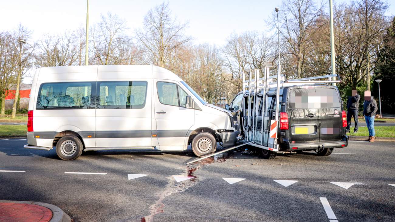 Veel schade bij botsing tussen taxibus en werkbus