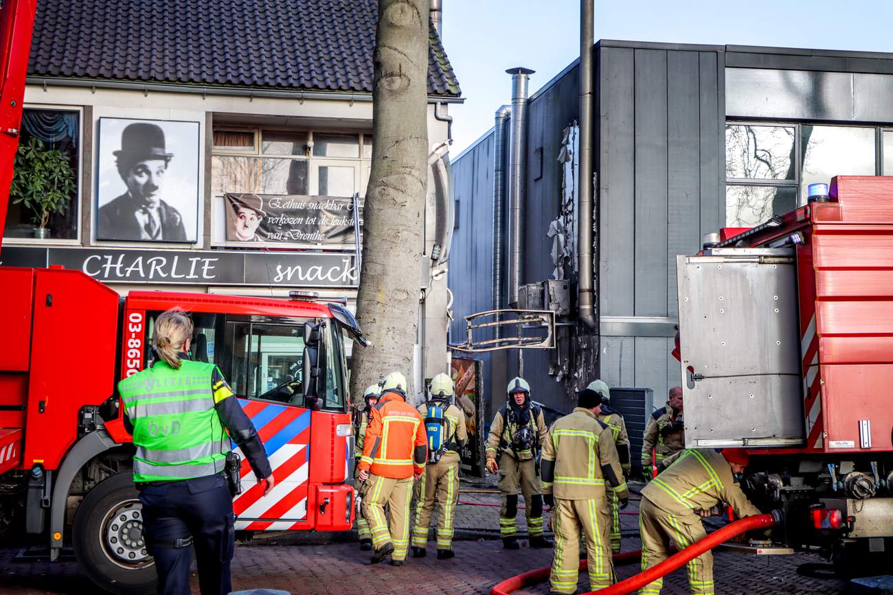 Uitslaande brand bij snackbar zorgt voor enorme schade (Video)