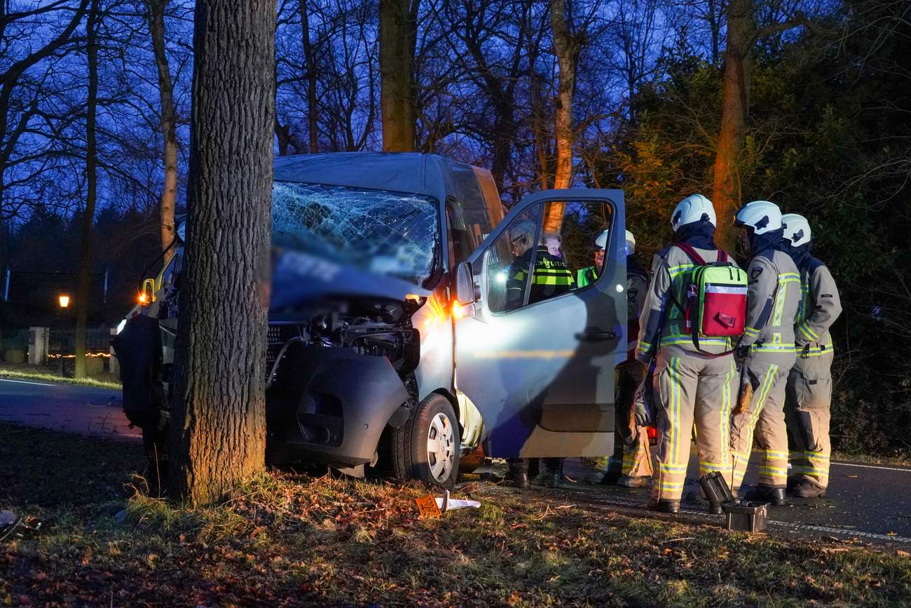 Traumahelikopter ingezet voor ernstig ongeval met bestelbus (Video)