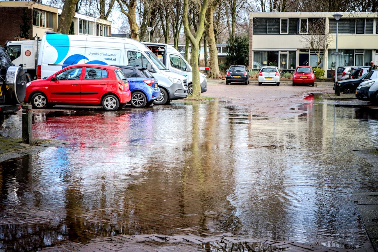 Straat blank door geknapte waterleiding