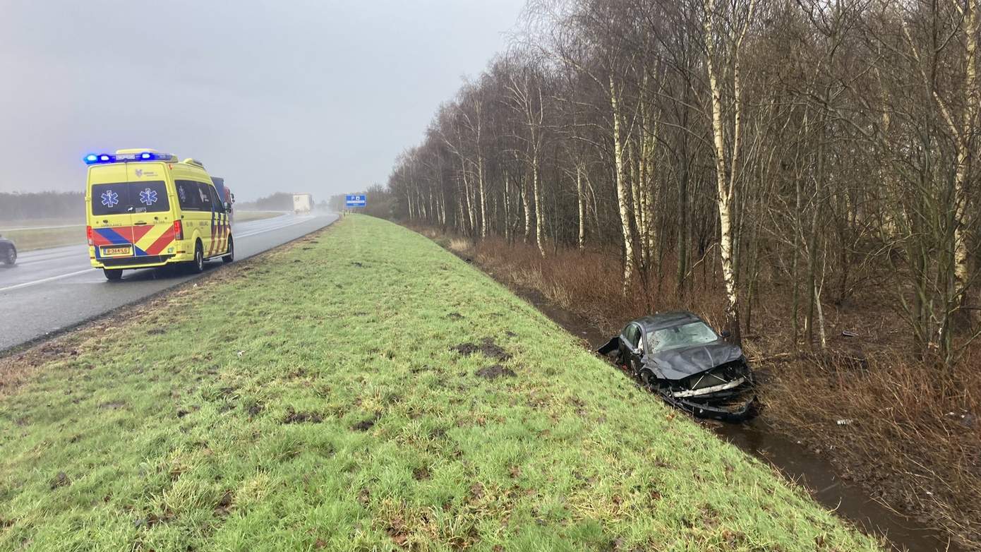 Automobilist raakt van de snelweg tijdens forse regenbui en komt in sloot terecht