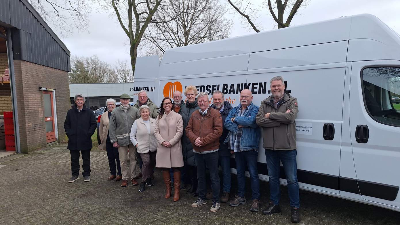 Nieuwe bus met koelaanhanger voor de voedselbank