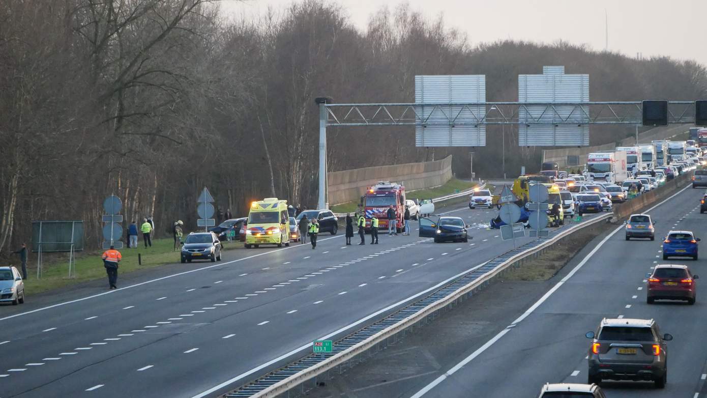 A28 afgesloten vanwege groot ongeval met meerdere gewonden