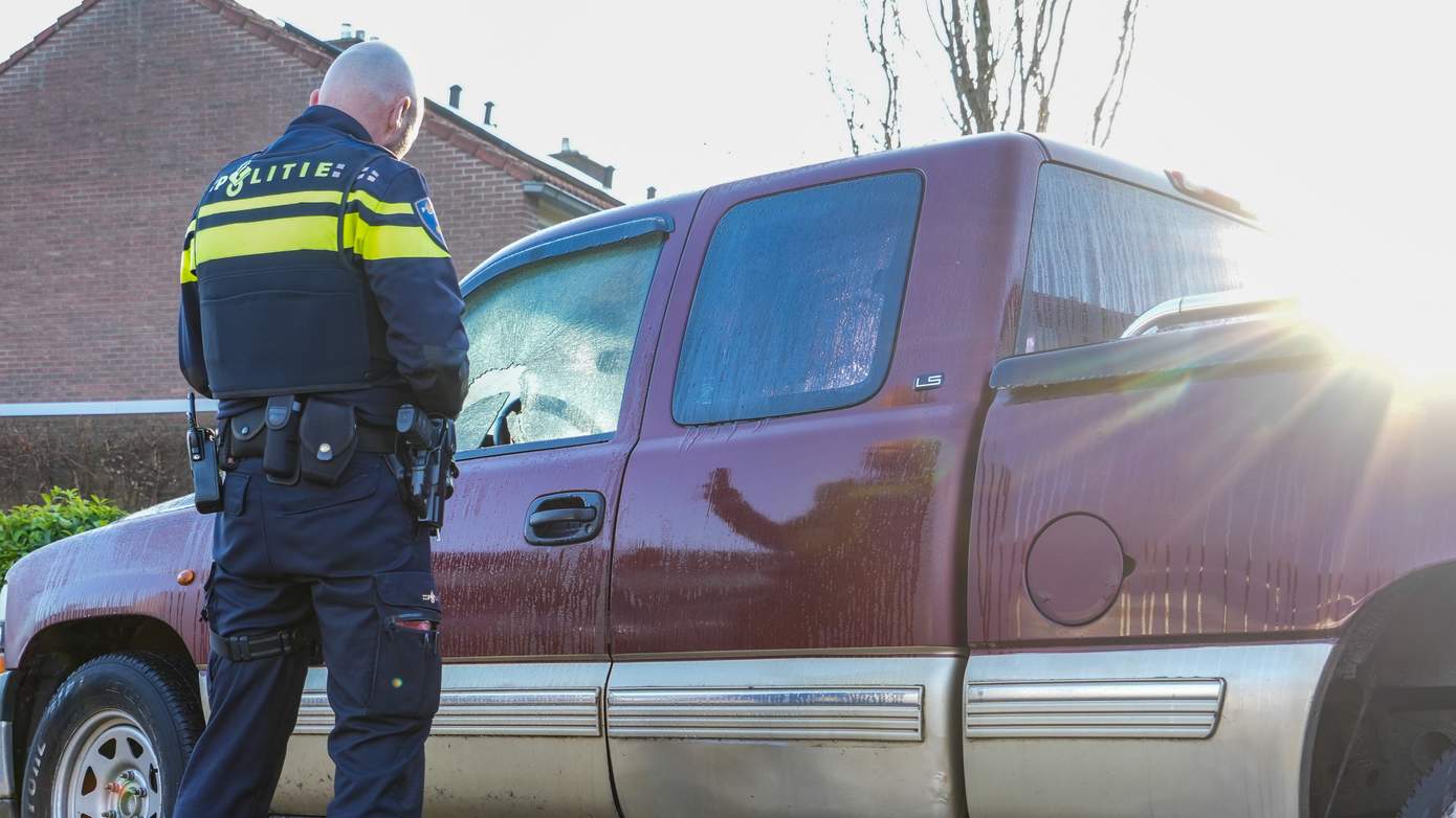 Groot aantal auto's en bushokje vernield; politie doet onderzoek