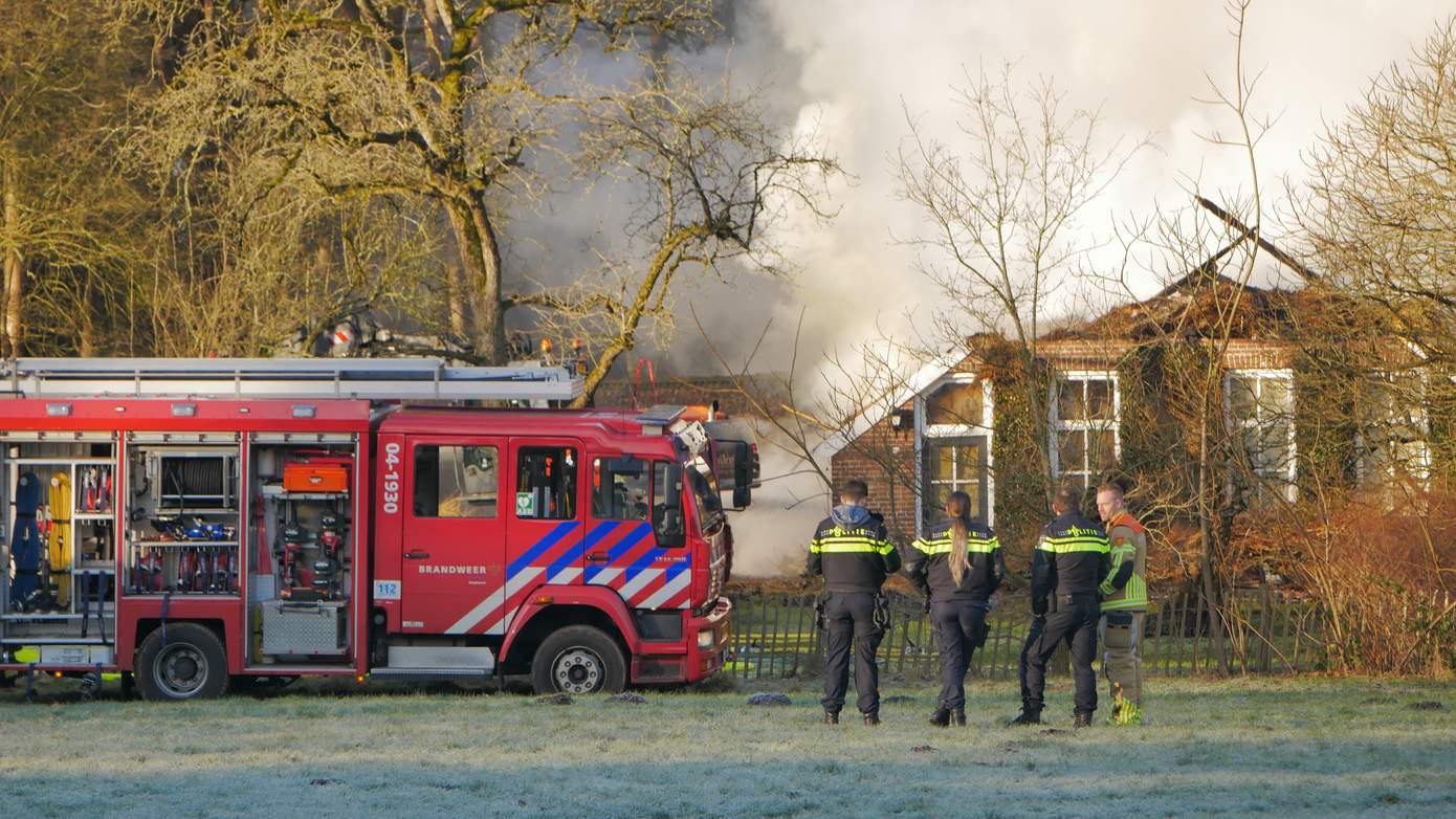 Uitslaande brand verwoest monumentale boerderij (video)