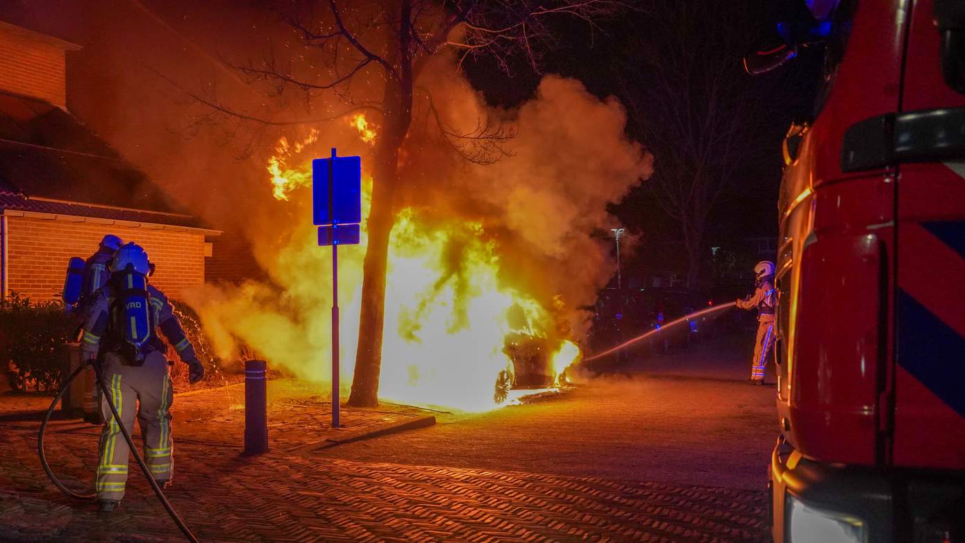 Auto volledig uitgebrand door vermoedelijk brandstichting