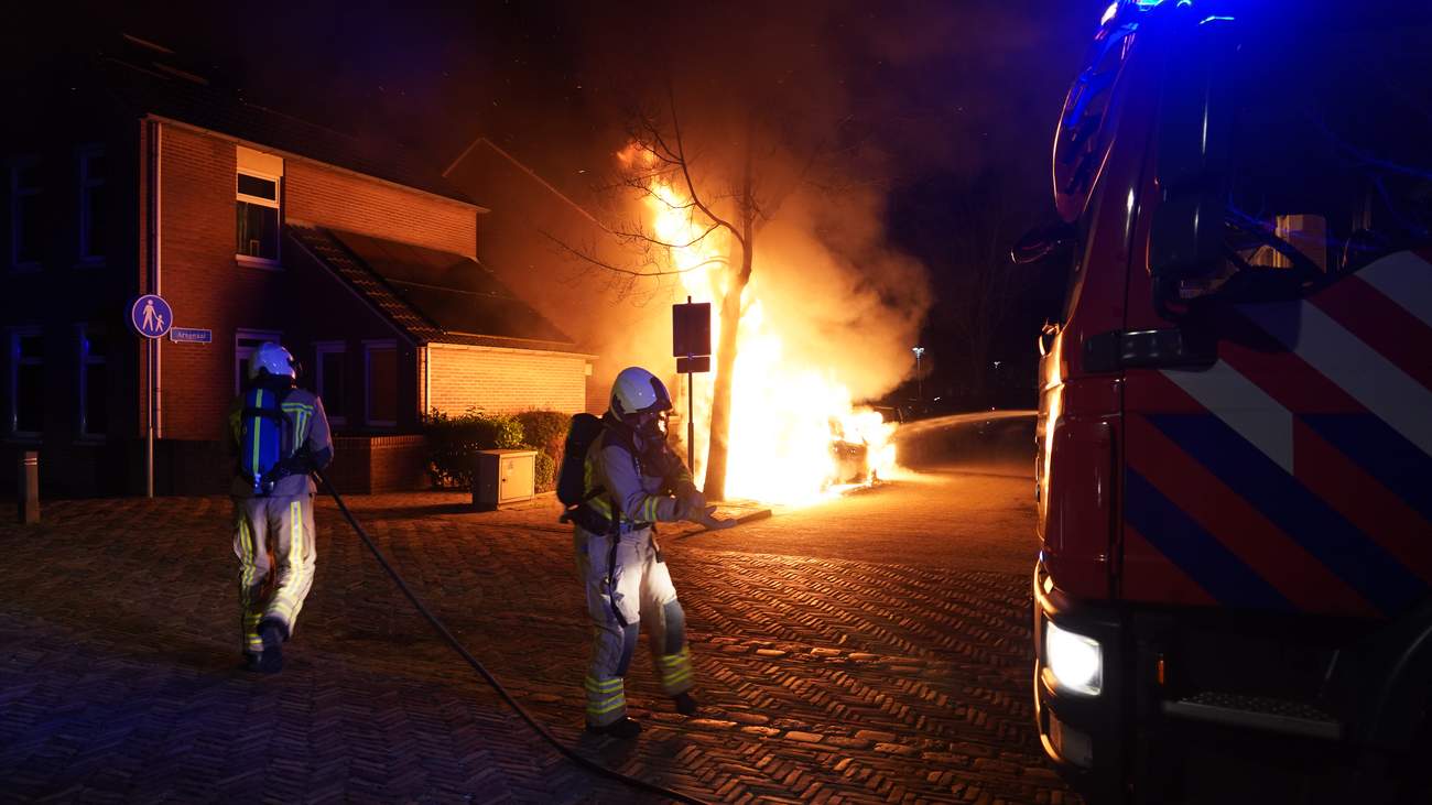 Bizar: Brandstichter staat bij eigen autobrand te kijken en wordt aangehouden (Video)