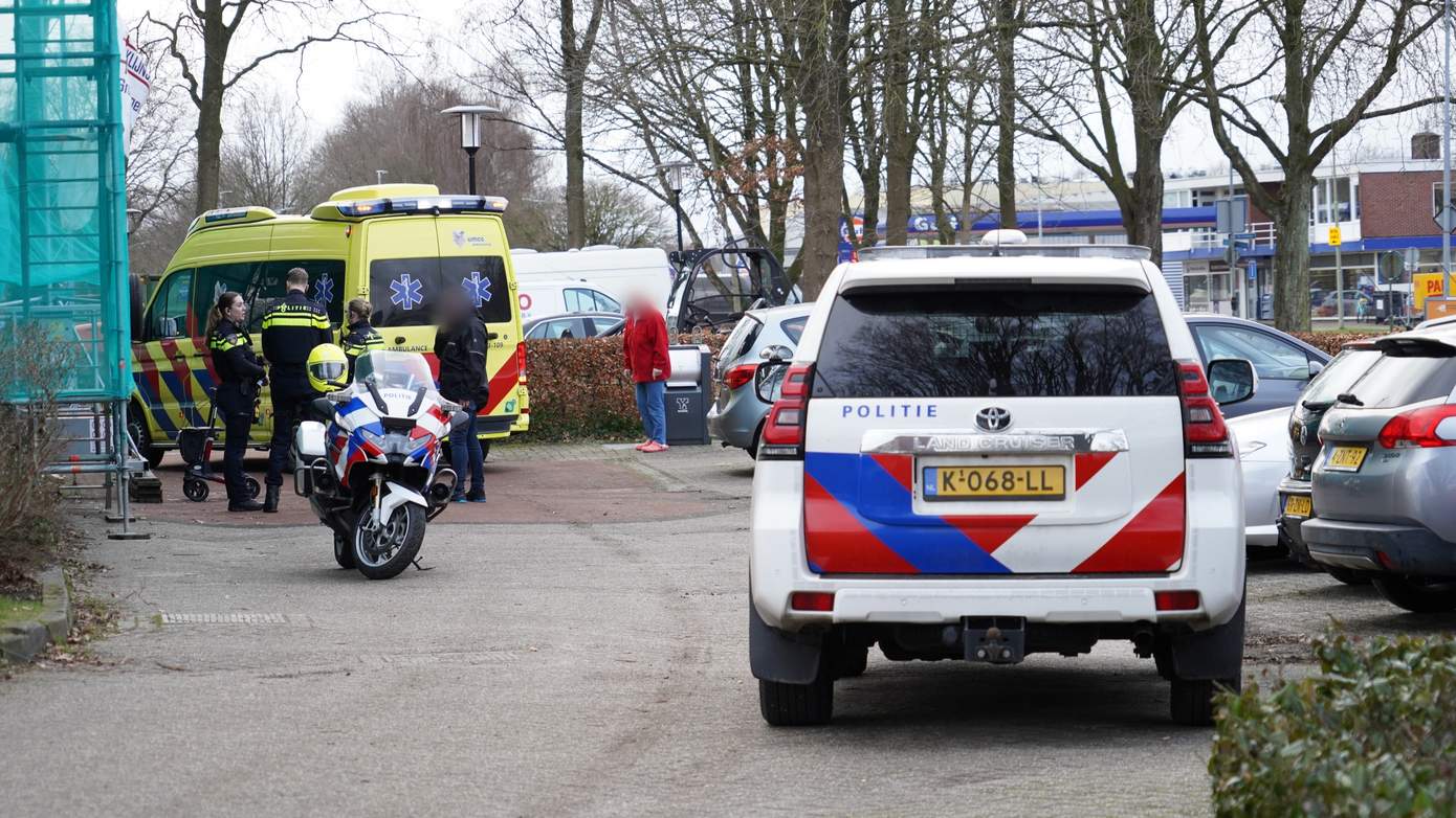 Automobilist rijdt oude vrouw met rollator aan en gaat er vandoor