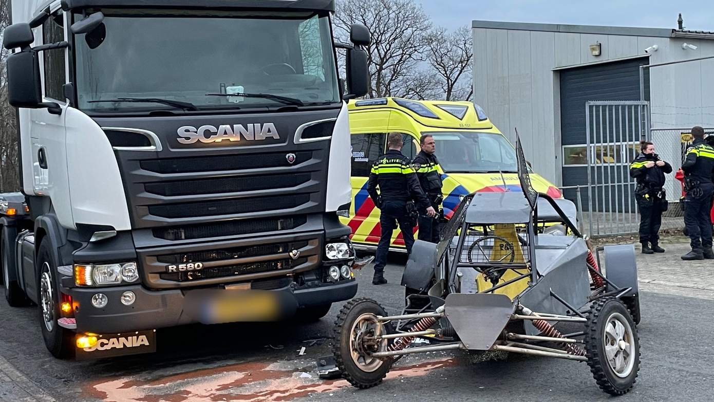 Gewonde na botsing tussen vrachtwagen en crossvoertuig