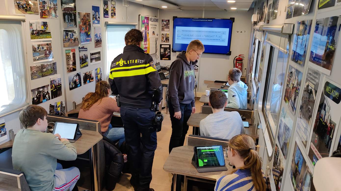 Leerlingen van het ICT Lyceum van Wolfsbos krijgen les in digitale veiligheid