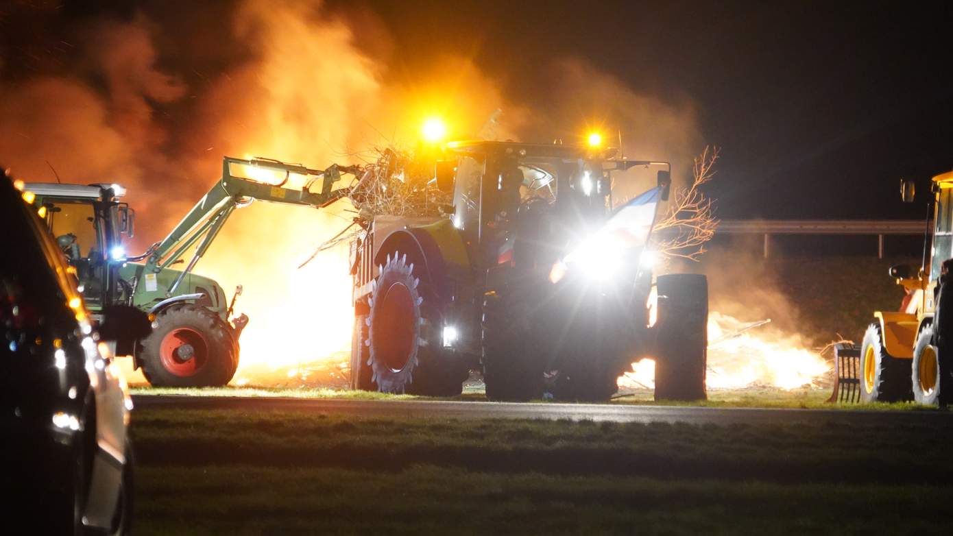 A28, N851 en verschillende opritten van snelwegen dicht door brandende bulten afval