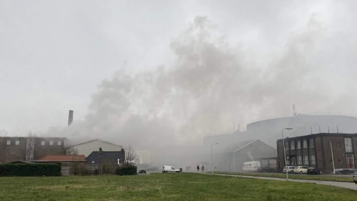 Grote inzet brandweer vanwege brand in loods van 8000 m2; N377 tussen Coevorden en De Krim dicht