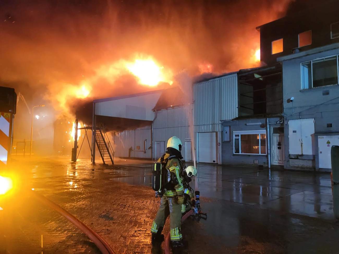 Grote uitslaande brand legt bedrijfsverzamelgebouw in de as