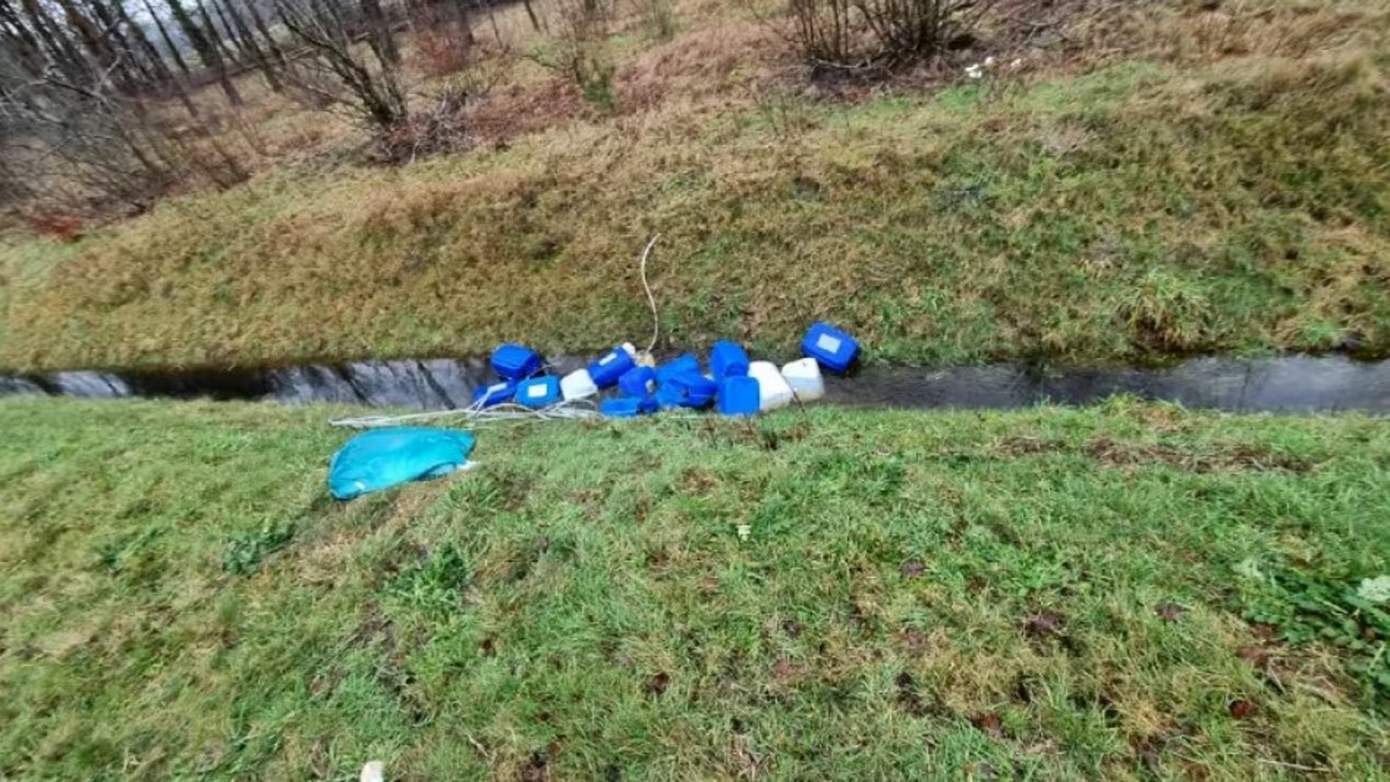 Politie zoekt getuigen van dumping vaten met waarschijnlijk drugsafval langs N381