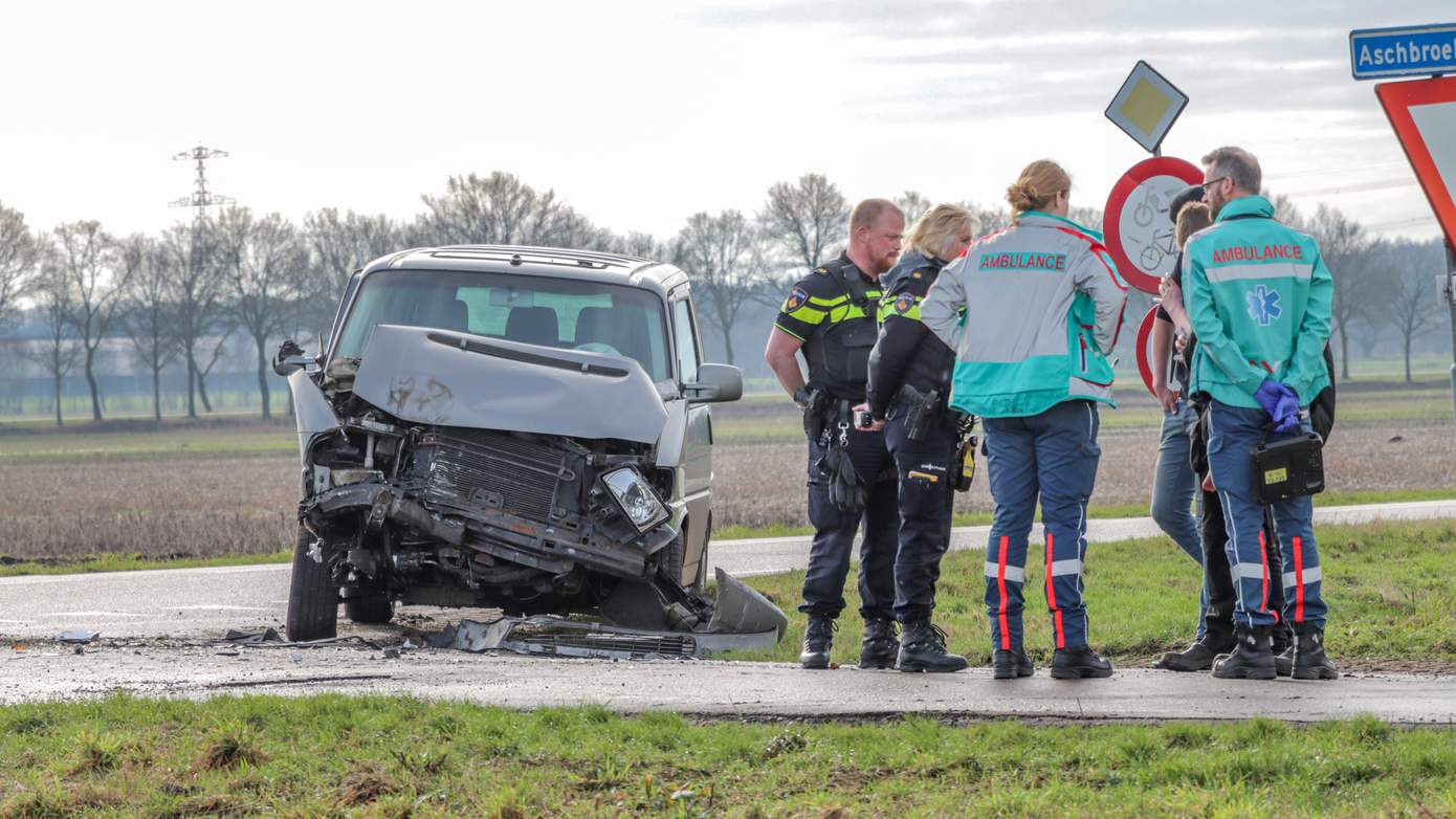 Gewonden na flinke botsing tussen bestelbus en trekker