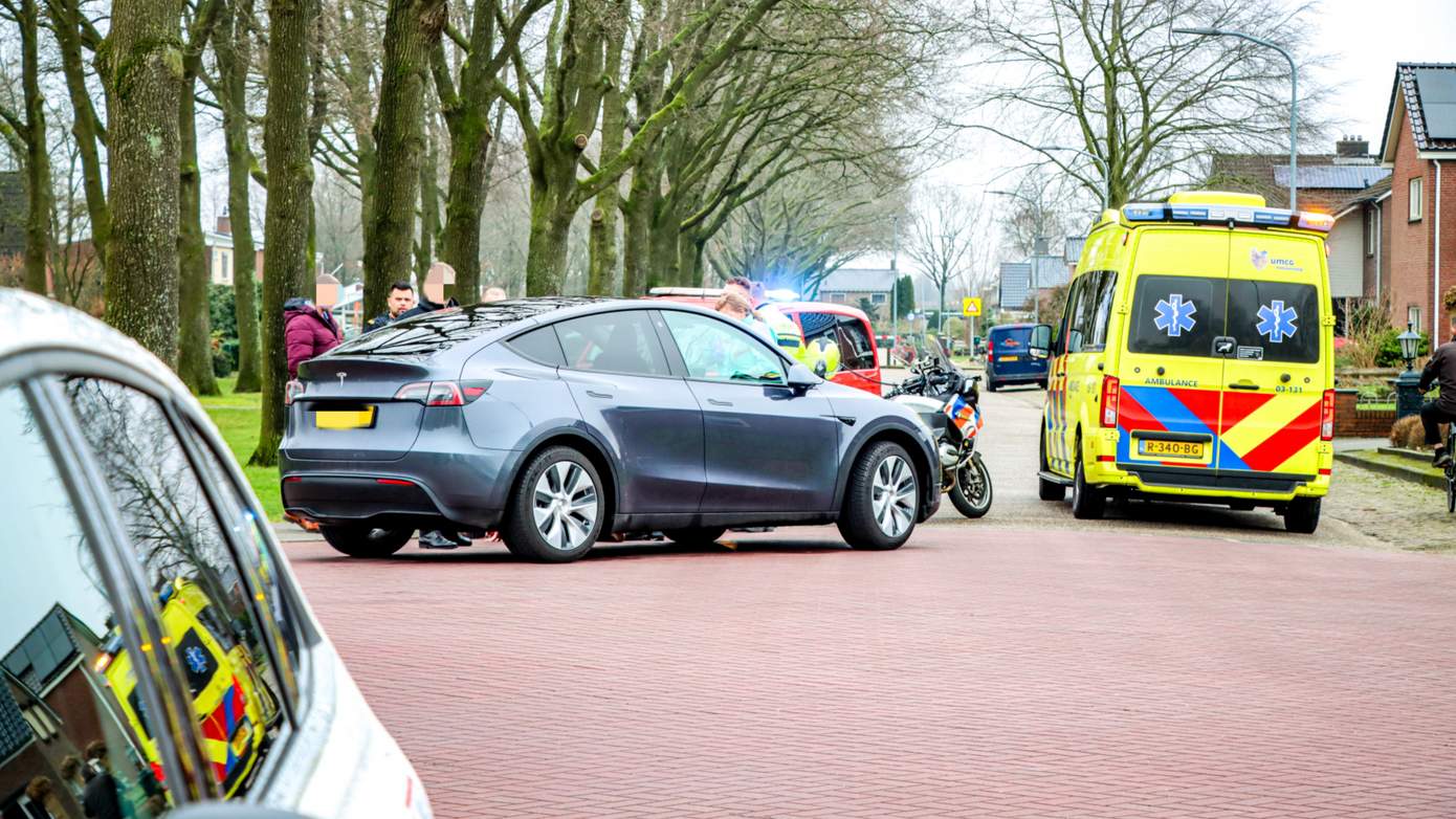 E-biker hard ten val na botsing met auto