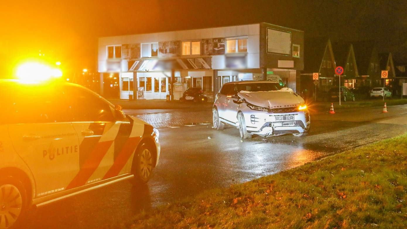 Range Rover zwaarbeschadigd na botsing met paaltje